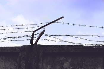 barbed wire wall - pixabay cc0